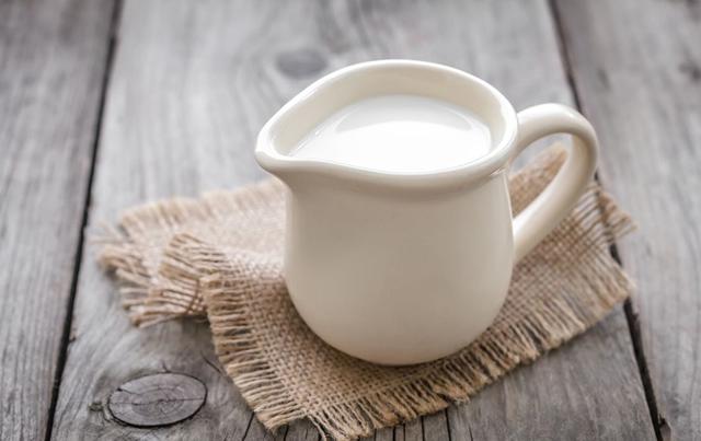 网售纯天然“生鲜奶” 真的安全吗？听听营养专家怎么说